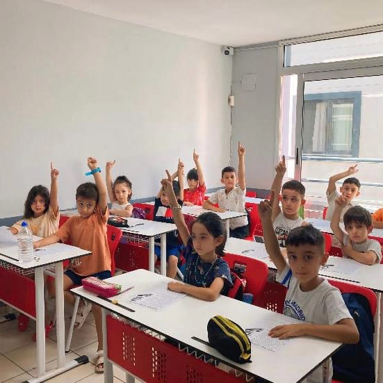İlkokul öğrencileri ders çalışırken